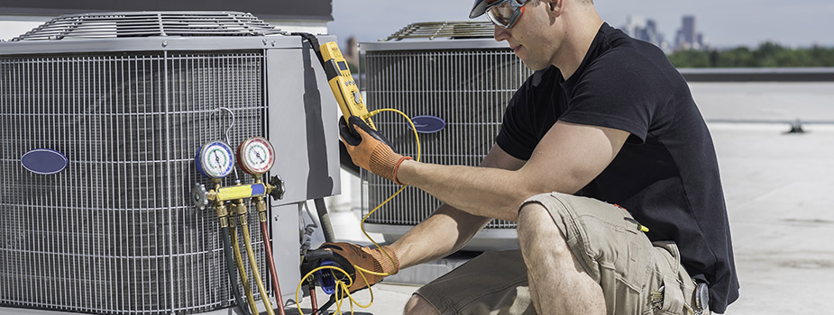 AC technician Working on Commercial A/C System on North Shore, Massachusetts